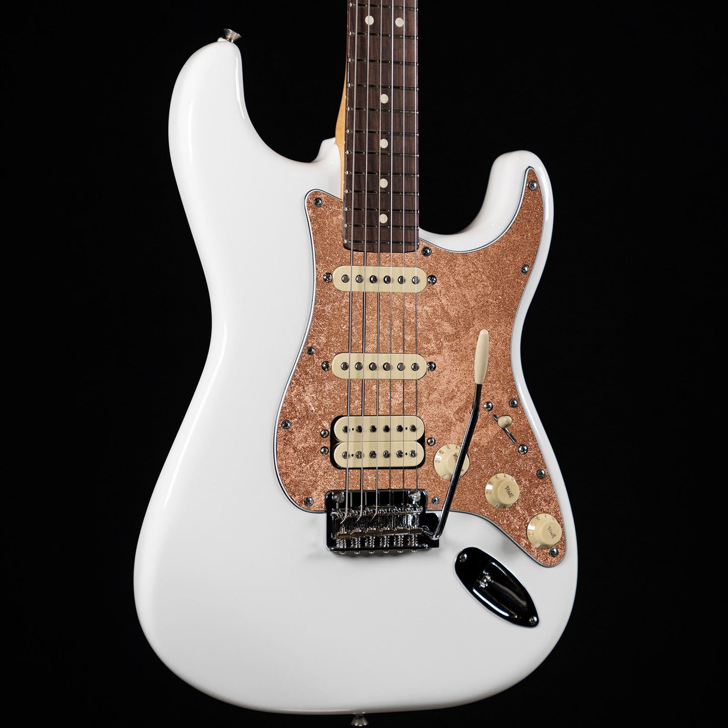Egyedi Fender Stratocaster gitár koptató csillogó réz tónusokkal, finoman szemcsés felülettel és meleg színvilággal