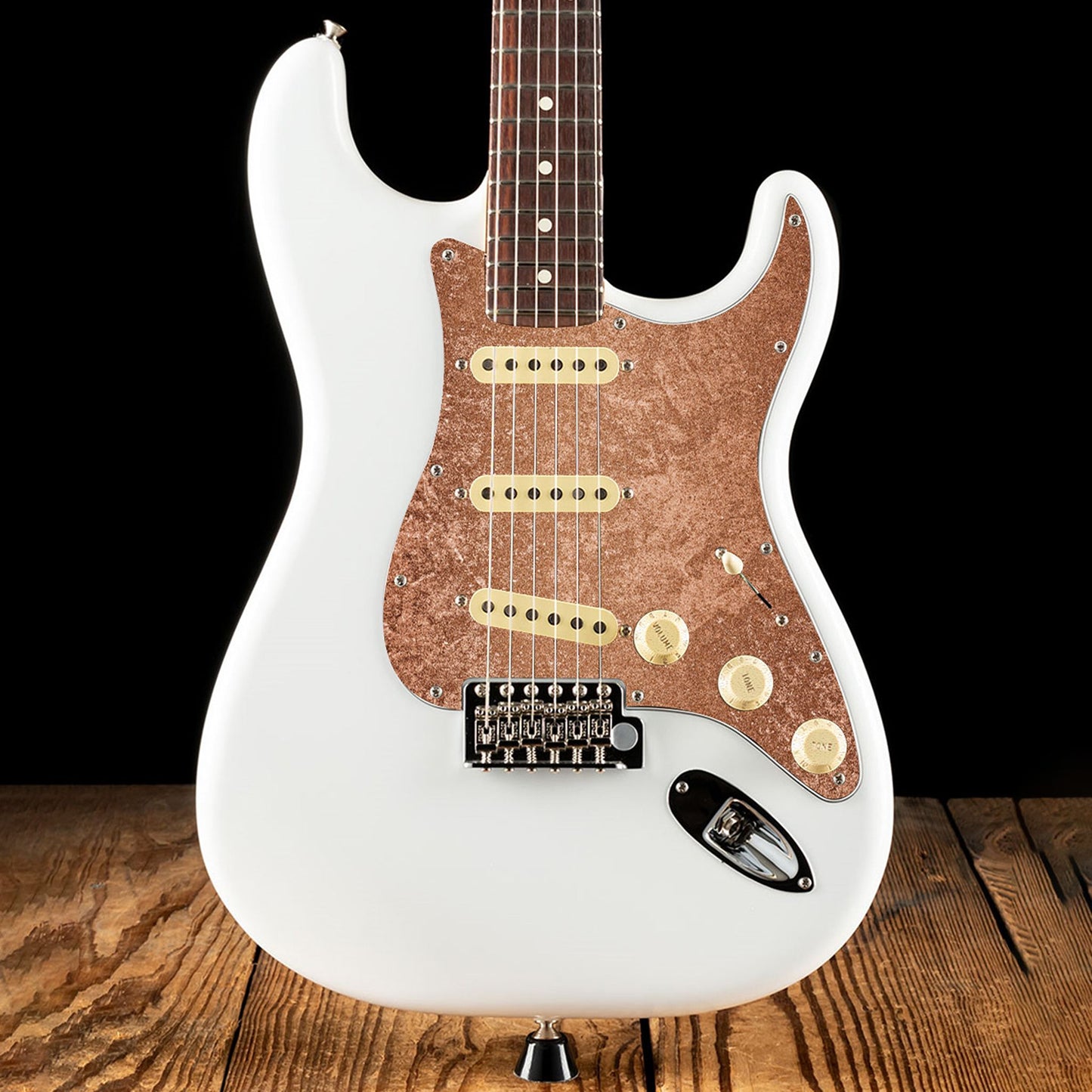 Egyedi Fender Stratocaster gitár koptató csillogó réz tónusokkal, finoman szemcsés felülettel és meleg színvilággal