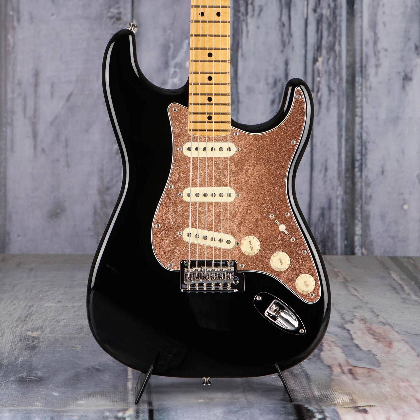 Egyedi Fender Stratocaster gitár koptató csillogó réz tónusokkal, finoman szemcsés felülettel és meleg színvilággal