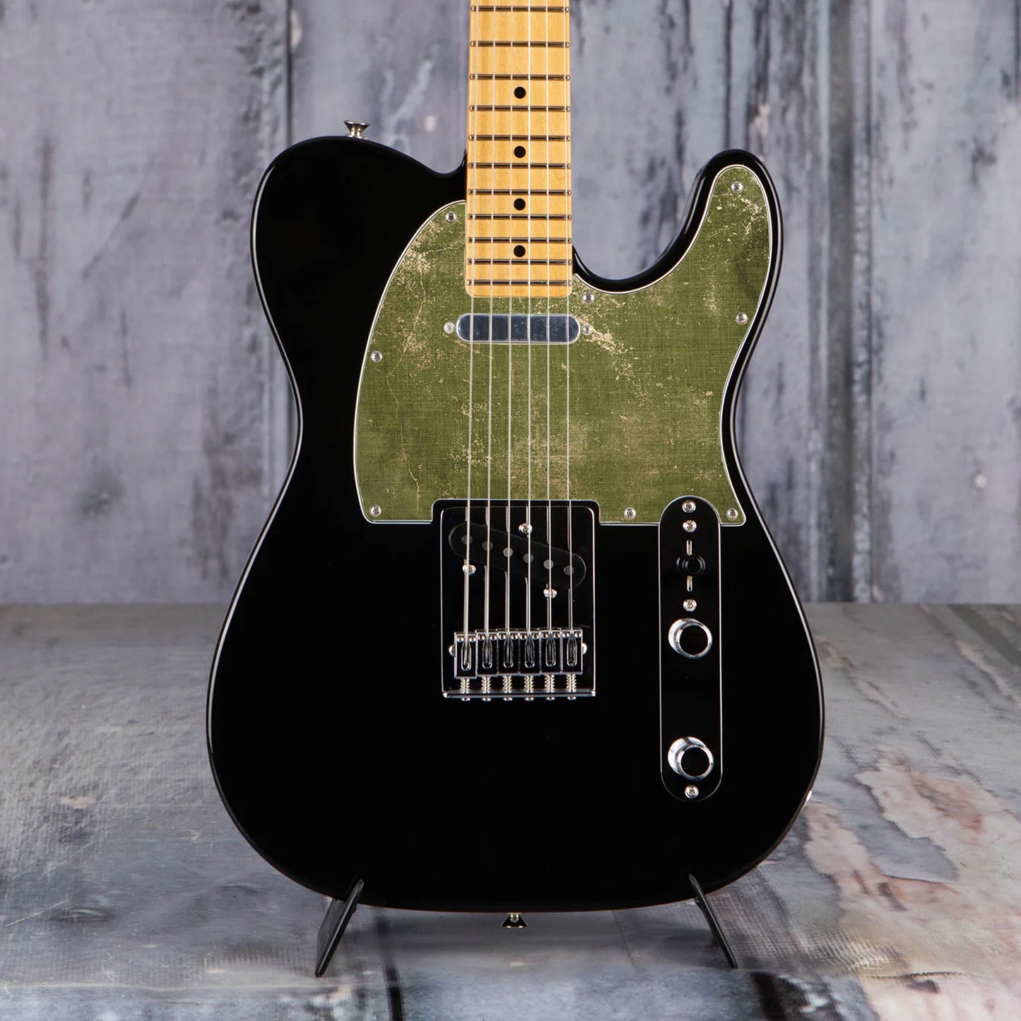 Egyedi Fender Telecaster gitár koptató olívazöld árnyalattal, vintage kopásokkal és természetes textúrával