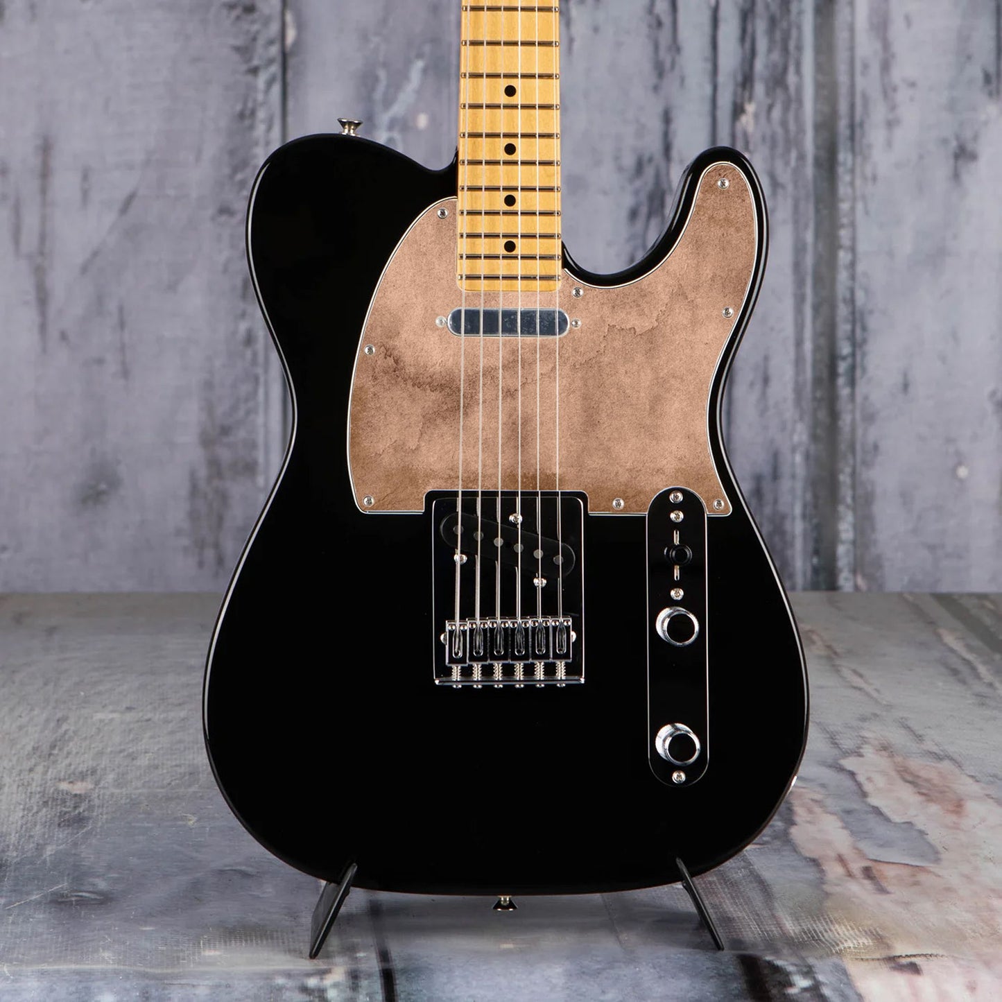 Egyedi Telecaster koptató meleg, barnás textúrával, amely rusztikus és vintage megjelenést biztosít