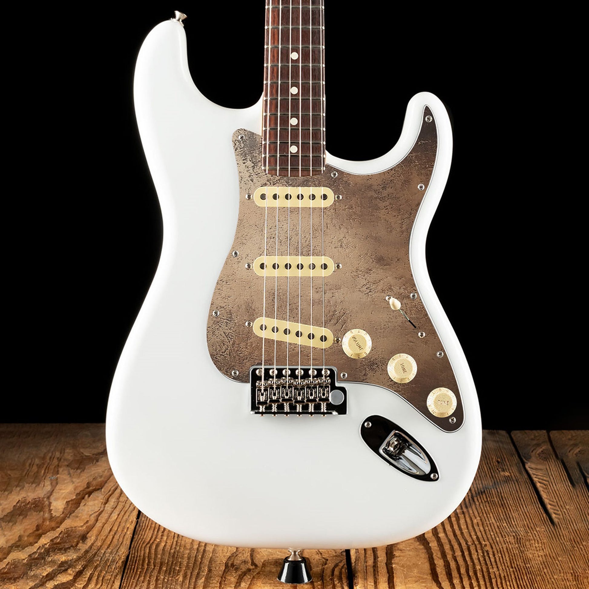 Egyedi Fender Stratocaster gitár koptató rusztikus, aranybarna árnyalatokkal, amely különleges karaktert ad a hangszernek