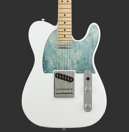 Egyedi Telecaster gitár koptató vízkék, felhőmintás textúrával, amely friss és légies megjelenést biztosít
