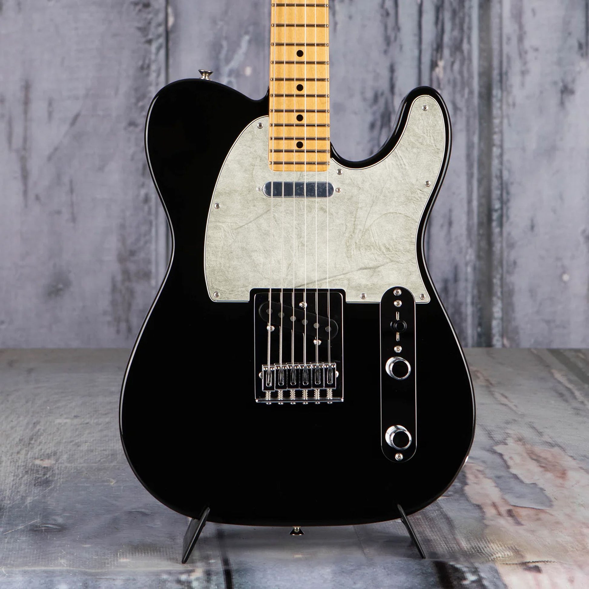 Egyedi Fender Telecaster gitár koptató, halvány törtfehér színben, finom márványszerű textúrával