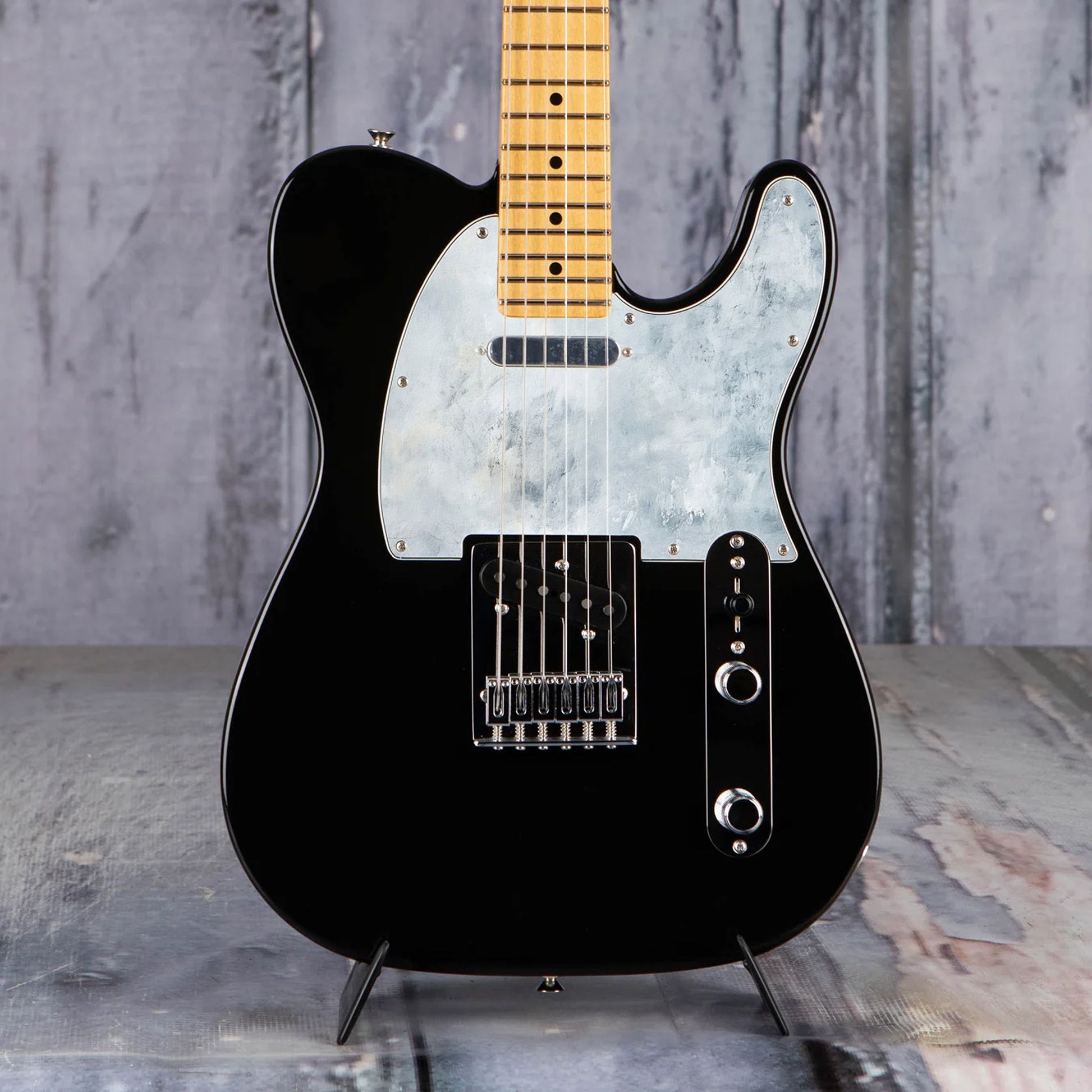 Egyedi Telecaster gitár koptató világoskék, felhőszerű textúrával, amely friss és letisztult megjelenést biztosít