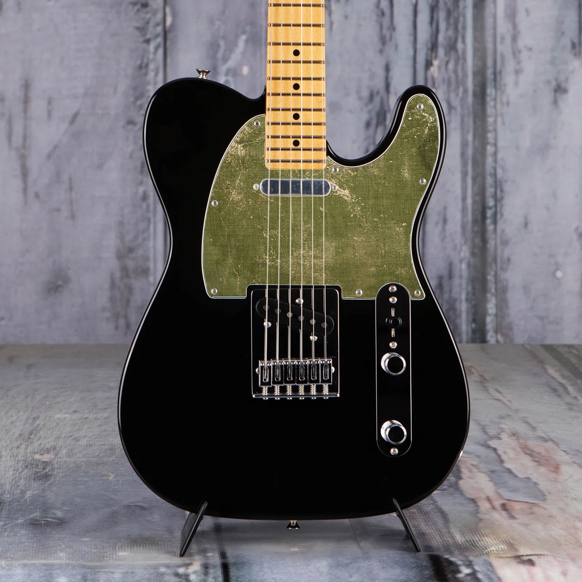 Egyedi Fender Telecaster gitár koptató olívazöld árnyalattal, vintage kopásokkal és természetes textúrával