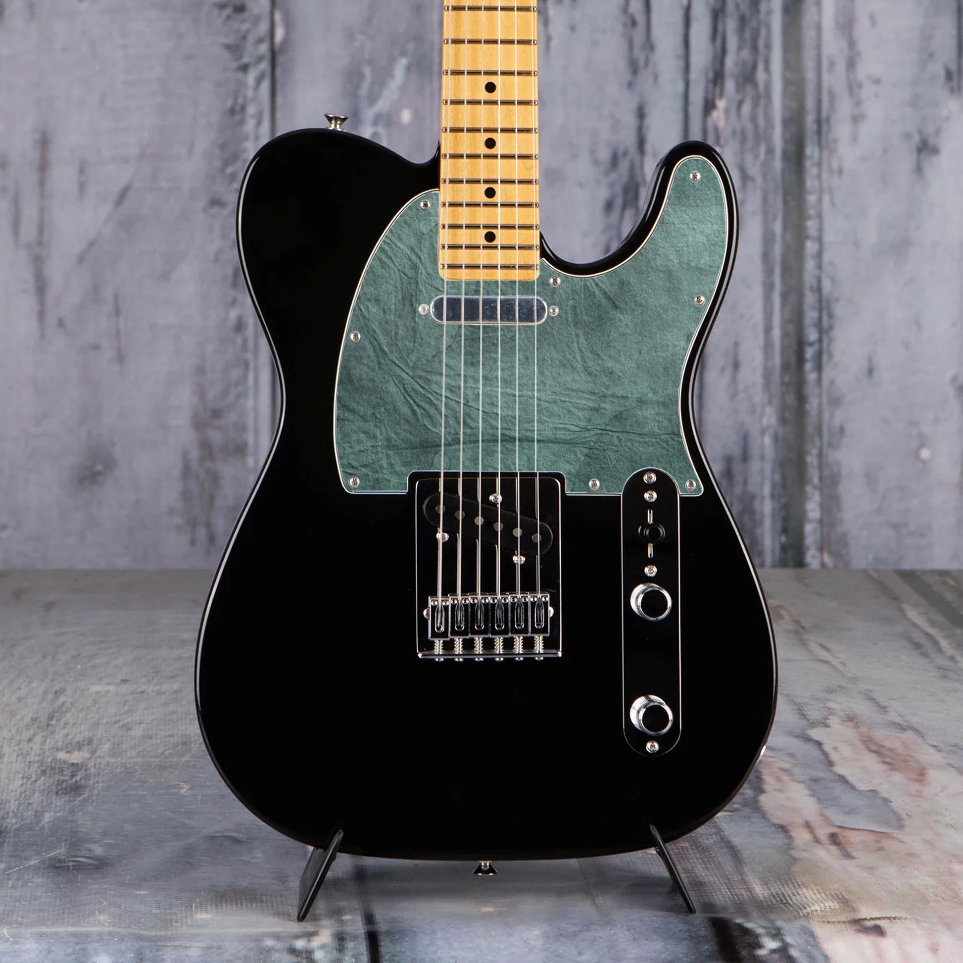 Egyedi Fender Telecaster gitár koptató, mélyzöld árnyalatban, finoman gyűrt textúrával és vintage hatással